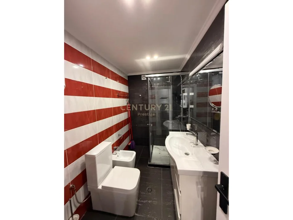 Tirane, jepet me qera apartament 2+1 Kati 7, 120 m² 1.300 € (Ambasada Amerikane)