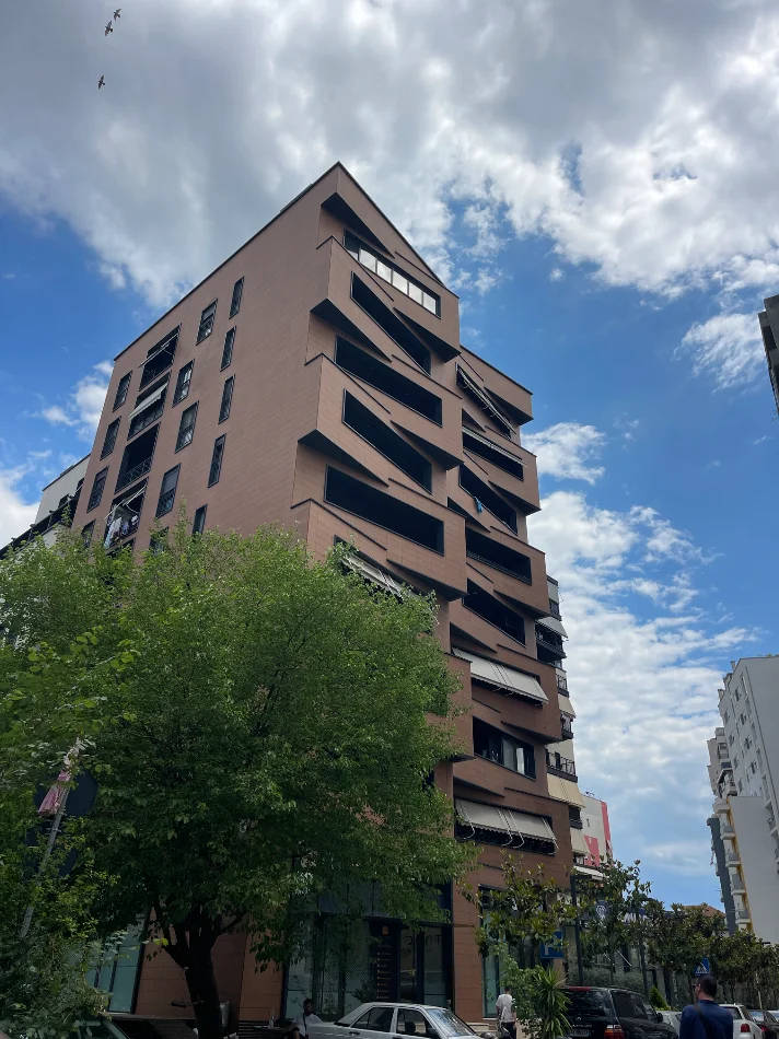 Tirane, jepet me qera apartament 1+1+Ballkon Kati 5, 75 m² 750 € (Rruga e kosovareve)