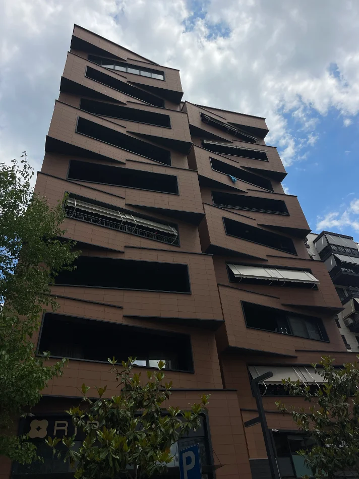Tirane, jepet me qera apartament 1+1+Ballkon Kati 5, 75 m² 750 € (Rruga e kosovareve)