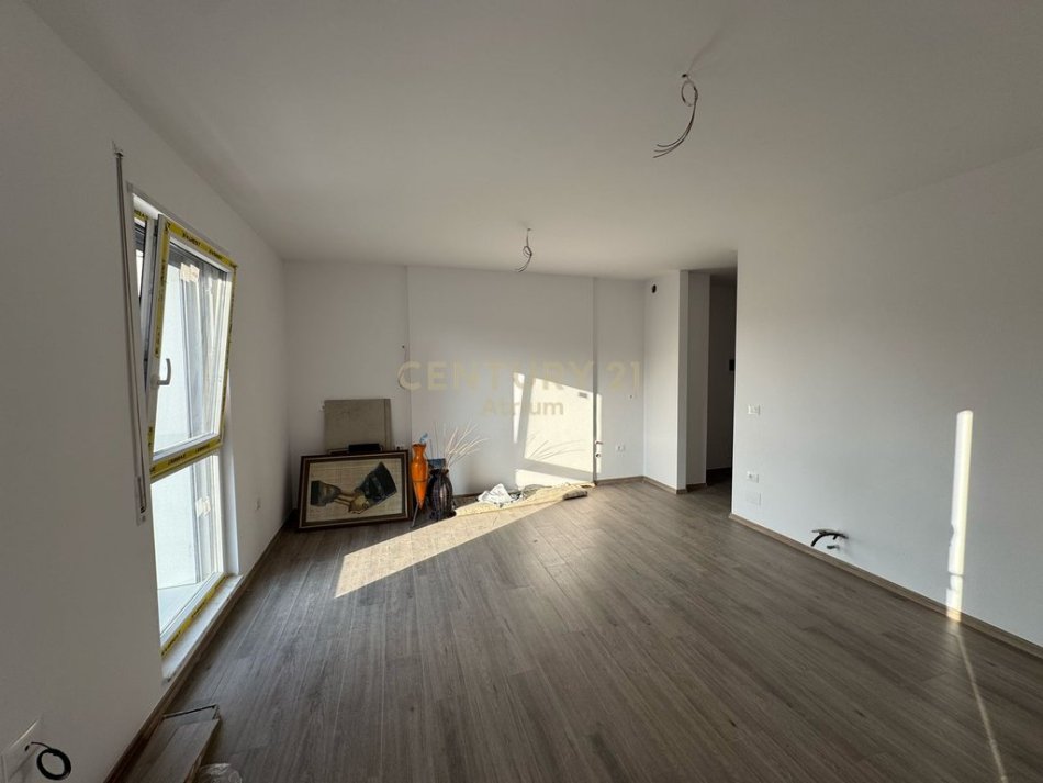 Tirane, shes apartament 1+1+Ballkon Kati 2, 75 m² 