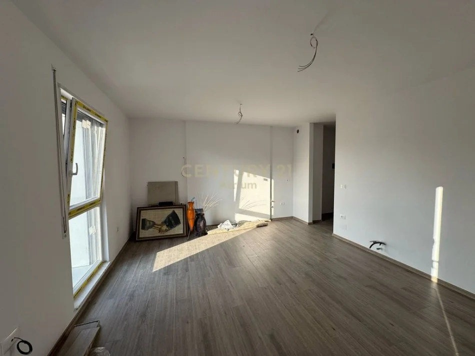 Tirane, shes apartament 1+1+Ballkon Kati 2, 75 m² 
