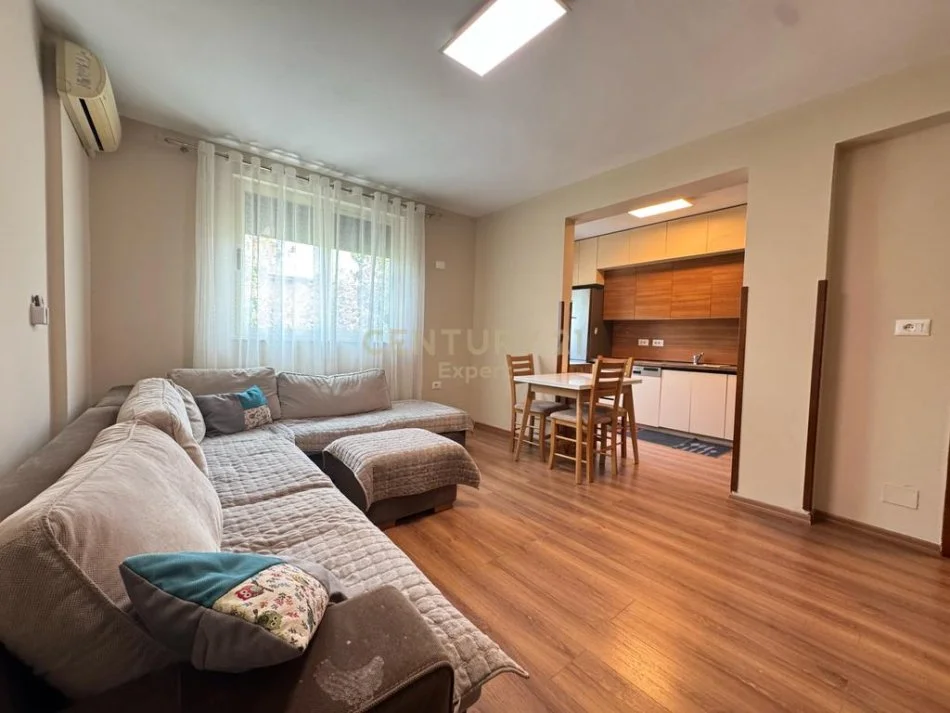 Tirane, jepet me qera apartament 1+1+Ballkon Kati 3, 70 m² 550 € 