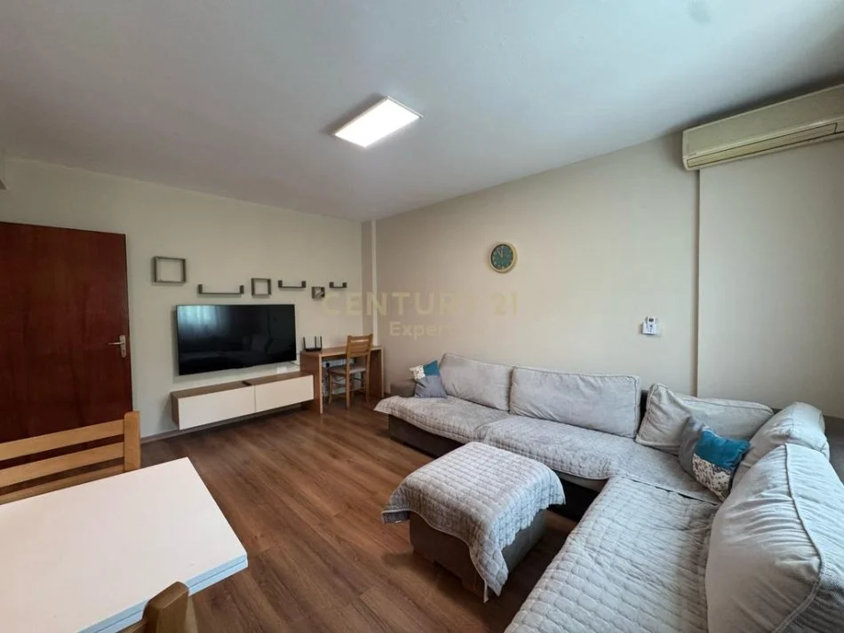 Tirane, jepet me qera apartament 1+1+Ballkon Kati 3, 70 m² 550 € 
