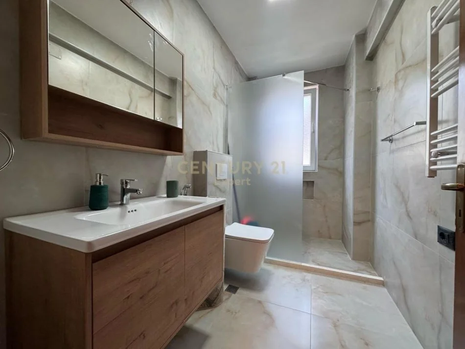 Tirane, jepet me qera apartament 1+1+Ballkon Kati 3, 70 m² 550 € 