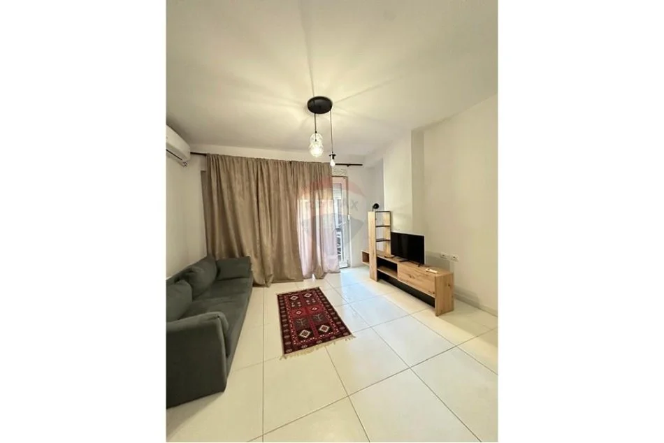 Tirane, jepet me qera 1+1 , 550 € (APARTAMENT 1+1 RRUGA BARRIKADAVE)