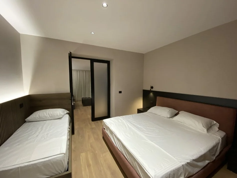 Tirane, Apartament 1+1+Ballkon Kati 1, 700 € (Myslym Shyri)