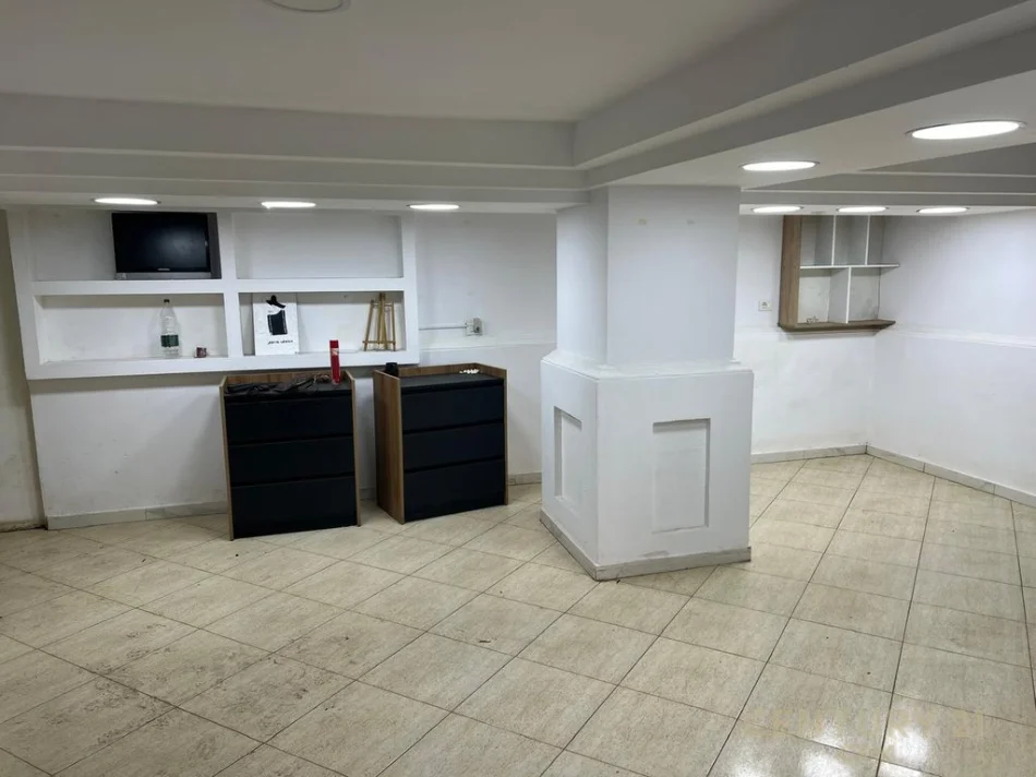 Tirane, shes ambjent biznesi Kati -1, 29 m² 65.000 € (Ish Blloku)