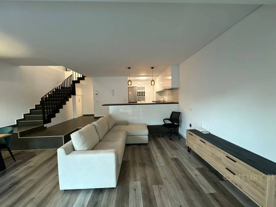 Tirane, jepet me qera Vile 2 Katshe Kati 2, 220 m² 2.500 € (Rezidenca Olive Grove)