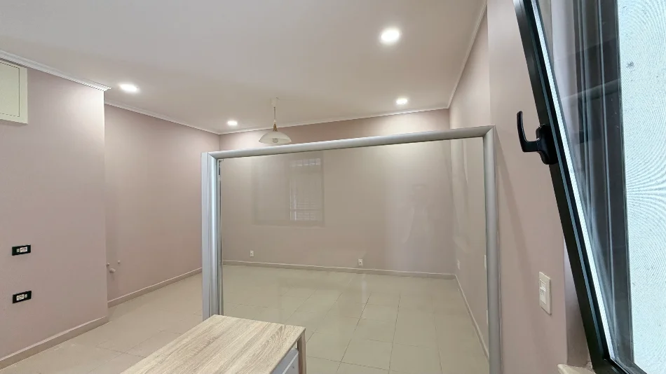 Tirane, jap me qera zyre Kati 0, 30 m² 370 € (Bulevardi Zogu i Pare)