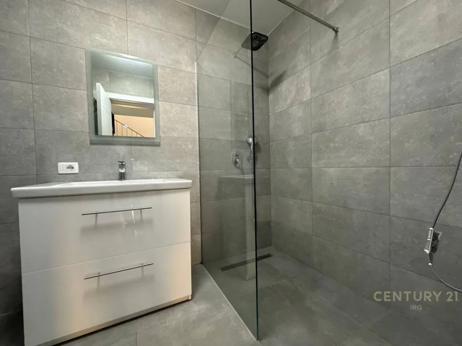 Tirane, jepet me qera Vile 2 Katshe Kati 2, 220 m² 2.500 € (Rezidenca Olive Grove)