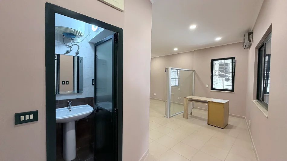 Tirane, jap me qera zyre Kati 0, 30 m² 370 € (Bulevardi Zogu i Pare)