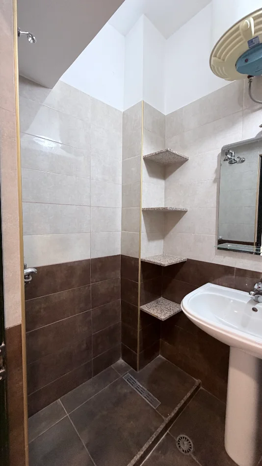 Tirane, jap me qera zyre Kati 0, 30 m² 370 € (Bulevardi Zogu i Pare)