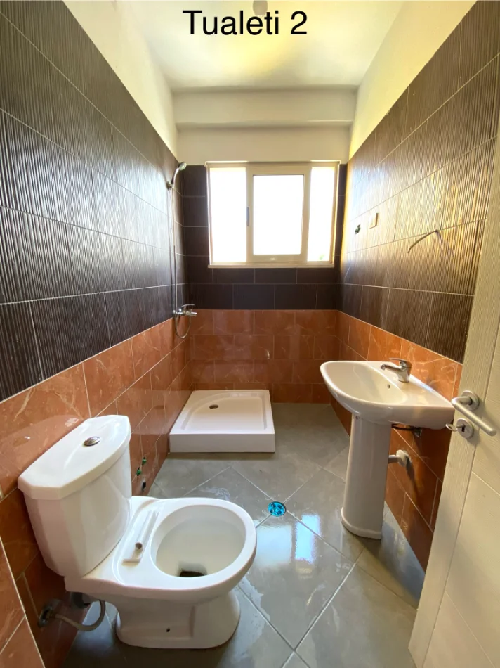 Tirane, jepet me qera apartament 2+1 Kati 4, 121 m² 400 € (Shkoze ,Kompleksi Tom Doshi)
