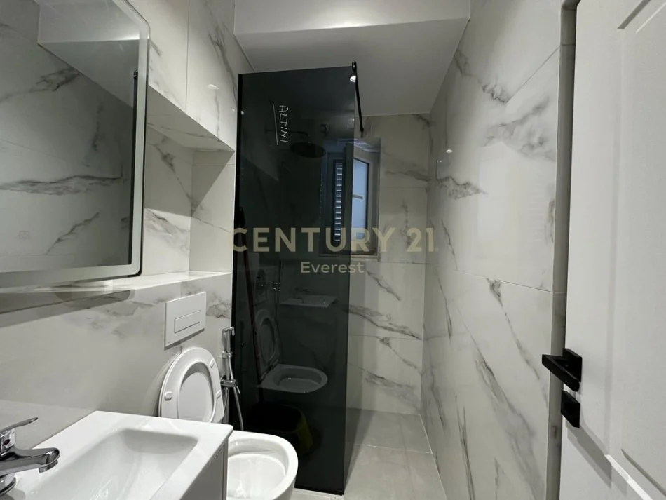 Tirane, jepet me qera apartament 2+1 Kati 2, 62 m² 600 € 