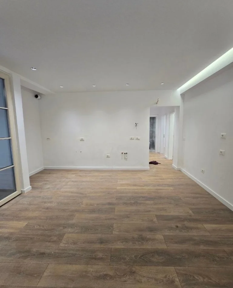 Tirane, jepet me qera ambjent biznesi Kati 2, 145 m² 