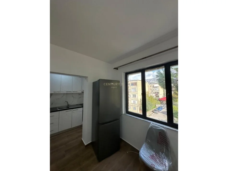 Tirane, jepet me qera apartament 2+1 Kati 4, 70 m² 420 € 