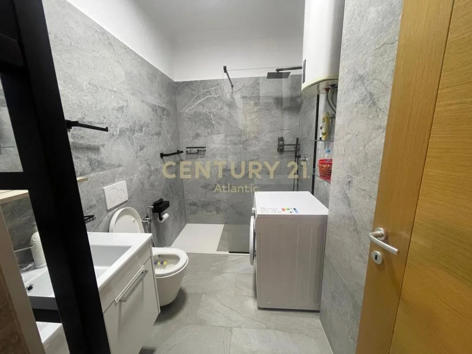 Tirane, jepet me qera apartament 3+1+Aneks+Ballkon Kati 4, 130 m² 1.200 € (Liqeni thate)