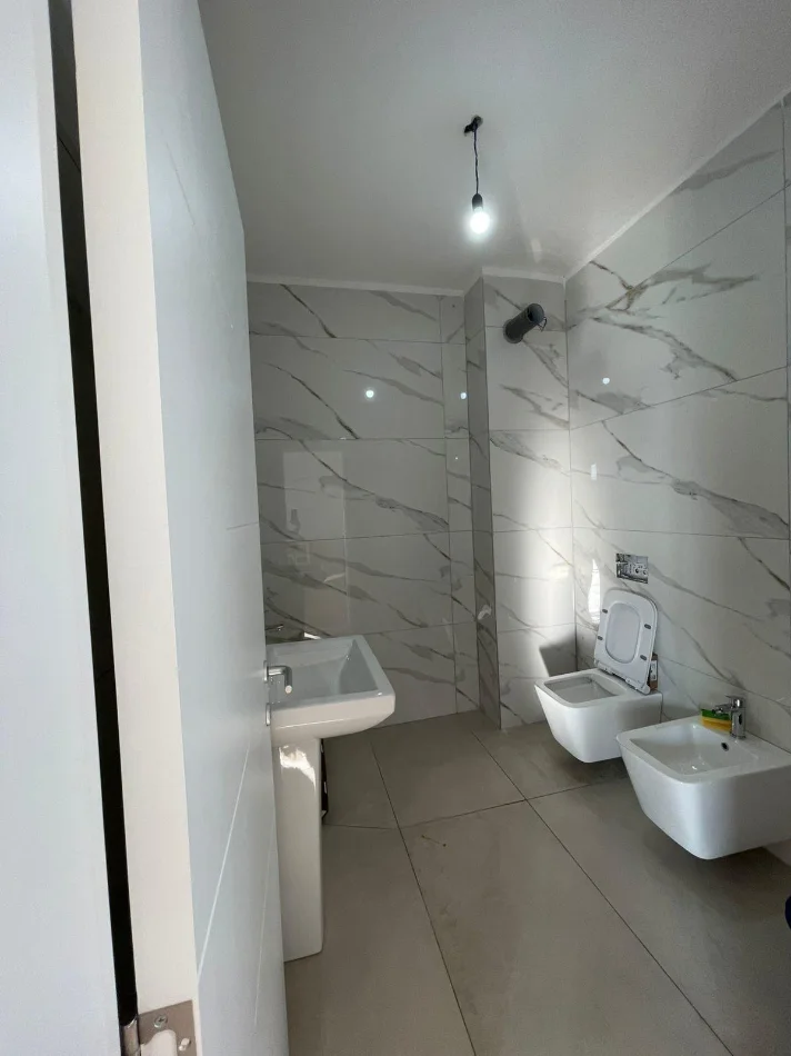 Tirane, jepet me qera apartament 1+1 Kati 9, 65 m² 550 € (Kompleksi Ndregjoni tek Bulevardi i Ri)