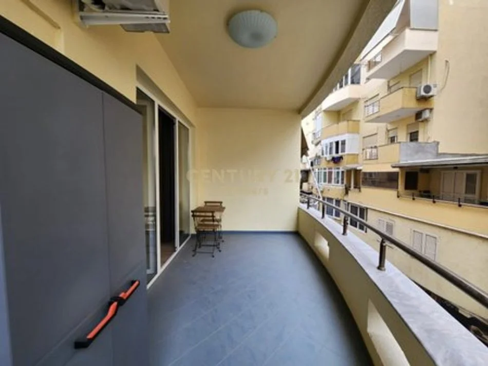 Tirane, jap me qera apartament 1+1+Ballkon Kati 2, 105 m² 650 € 