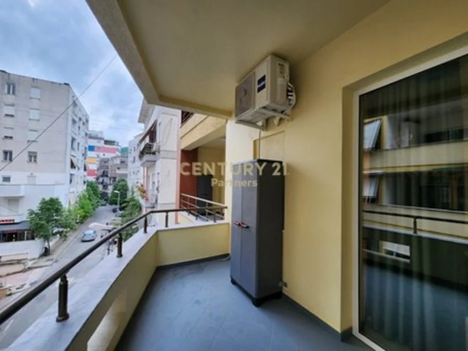 Tirane, jap me qera apartament 1+1+Ballkon Kati 2, 105 m² 650 € 