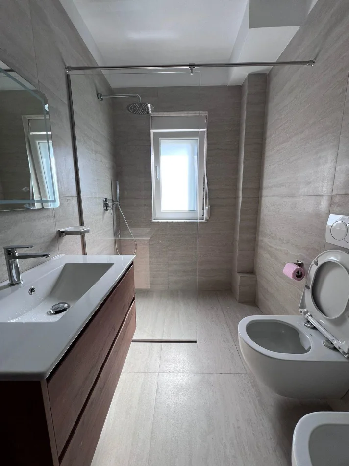 Tirane, jepet me qera apartament 2+1 Kati 4, 90 m² 650 € (Ambasada Amerikane)