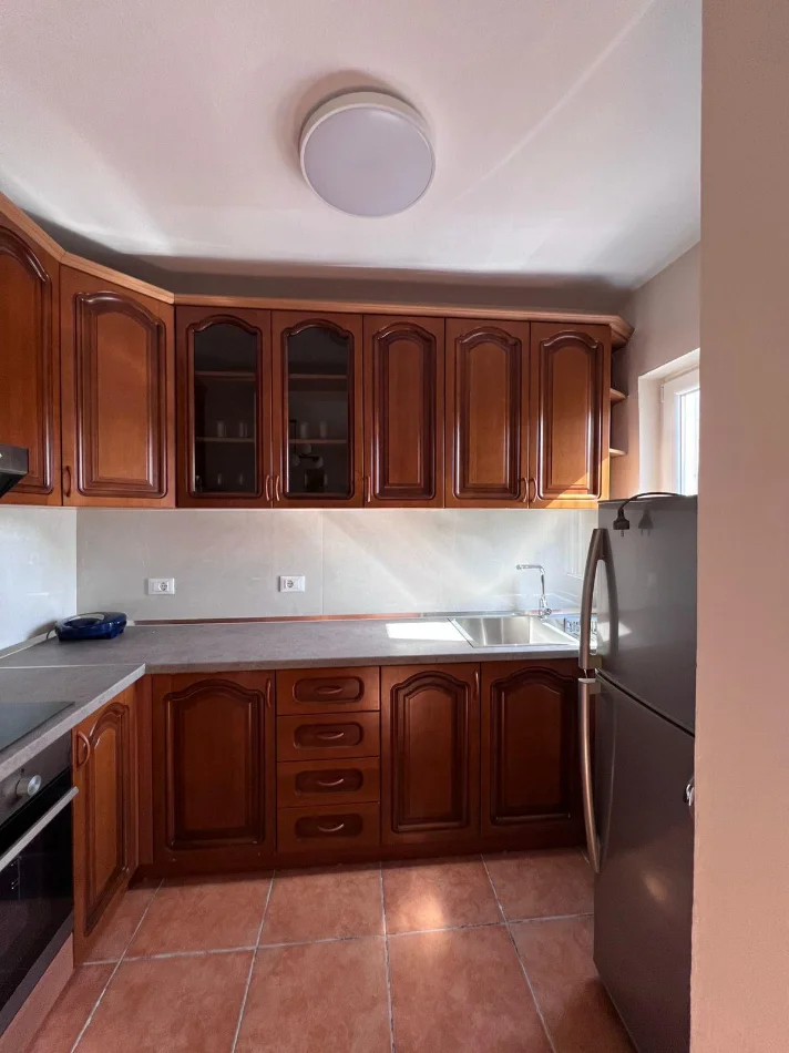 Tirane, jepet me qera apartament 2+1 Kati 4, 90 m² 650 € (Ambasada Amerikane)