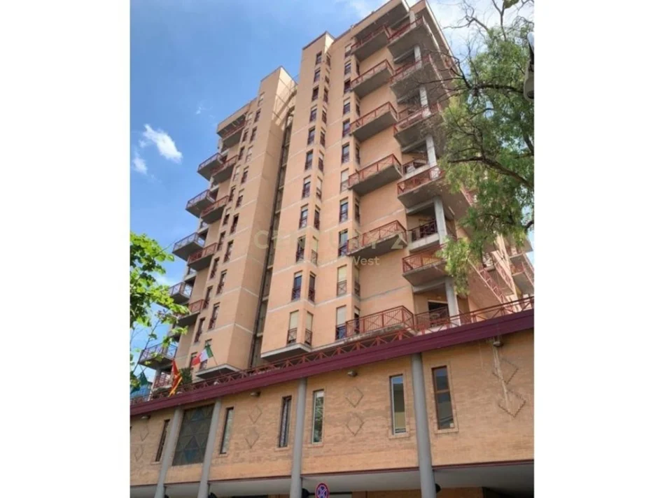 Tirane, shes ambjent biznesi Kati 0, 37 m² 210.000 € (torre drin)