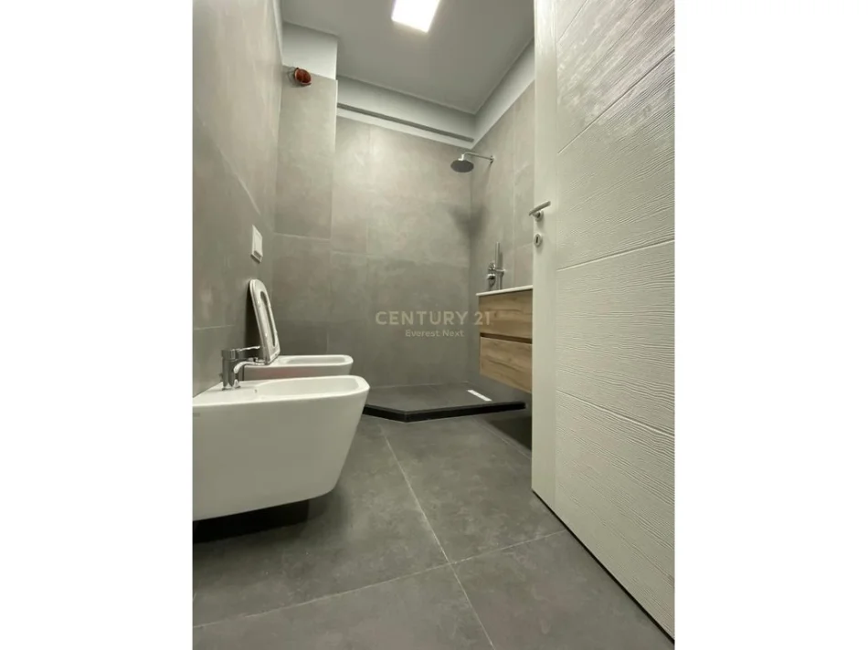 Tirane, shes apartament 1+1 Kati 3, 64 m² 120.000 € (Oxhaku)