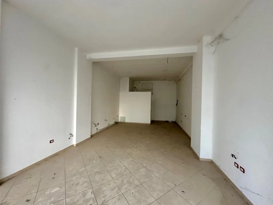 Tirane, shitet dyqan Kati 0, 63 m² 126.000 € (Yzberisht afer Nela 6)