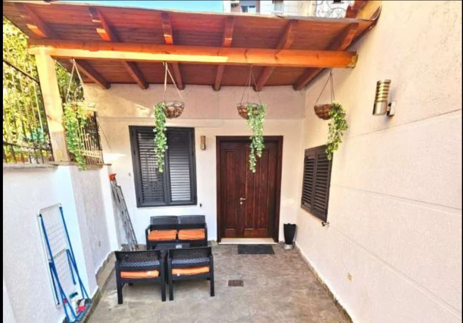 Tirane, jepet me qera shtepi 1 Katshe Kati 0, 100 m² 700 € (Jeronim de Rada)