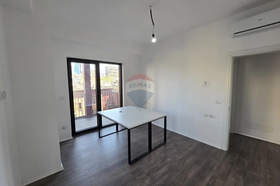 Tirane, jepet me qera zyre , 102 m² 1.200 € (Tirana Garden Building)