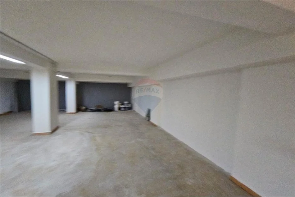 Tirane, shitet dyqan Kati 0, 590 m² 690,000 € 