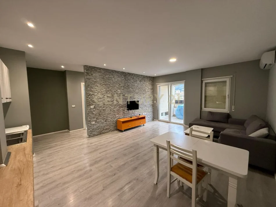 Tirane, jepet me qera apartament 1+1 Kati 2, 70 m² 400 € (Shkoze)