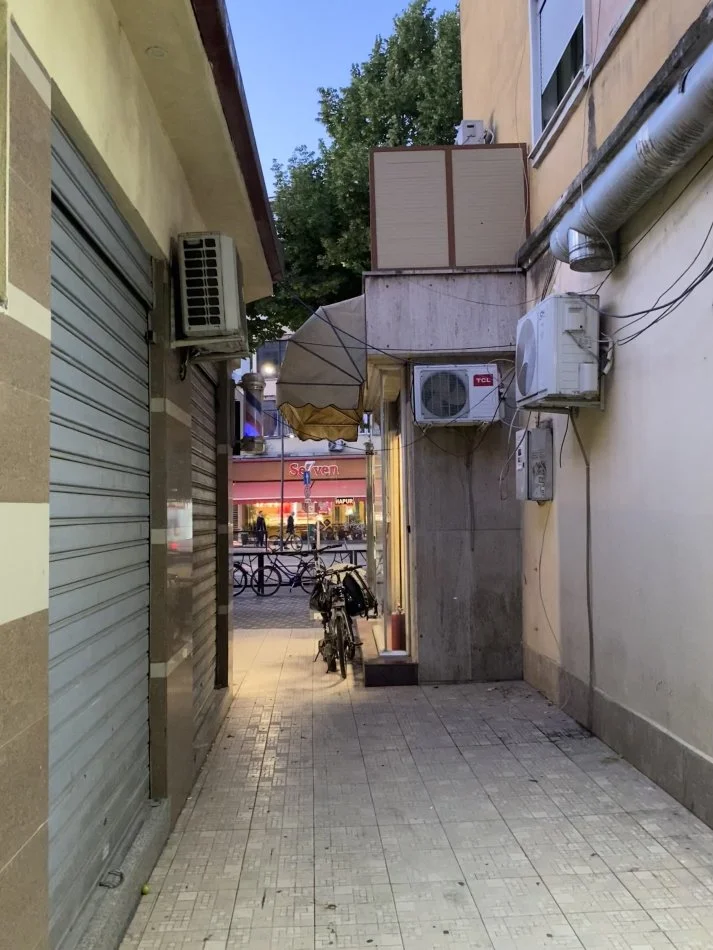 Tirane, jap me qera ambjent biznesi Kati 1, 8 m² 120 € (Rr e durresit)