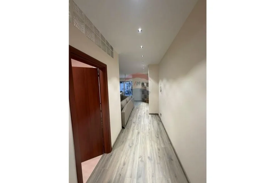 Tirane, jepet me qera apartament 3+1 Kati 6, 155 m² 1.200 € (Ministria e Jashtme)