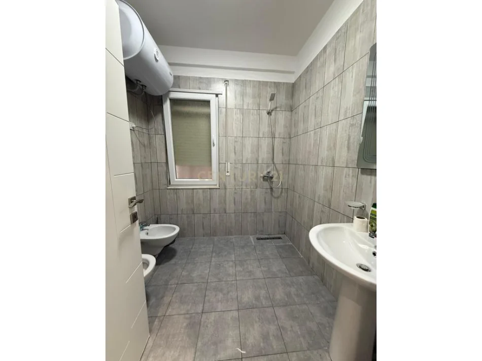 Tirane, jepet me qera apartament 1+1 Kati 2, 70 m² 400 € (Shkoze)