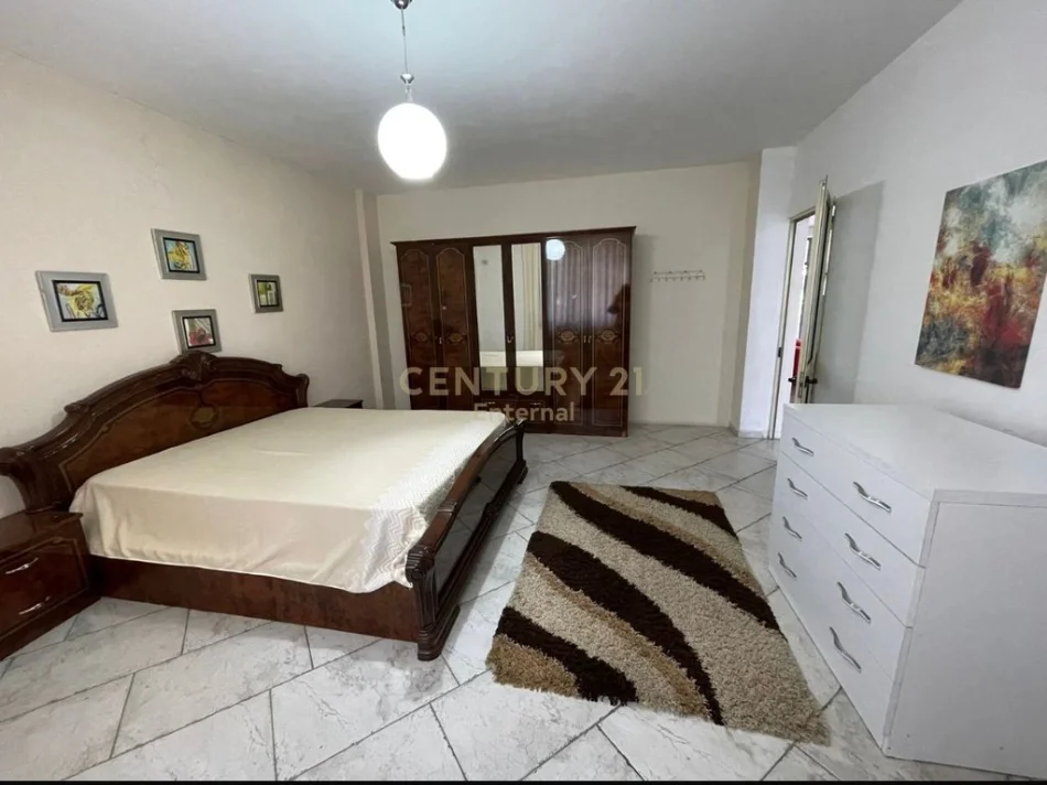Tirane, jepet me qera apartament 2+1 Kati 1, 160 m² 650 € (Shkolla e Kuqe)