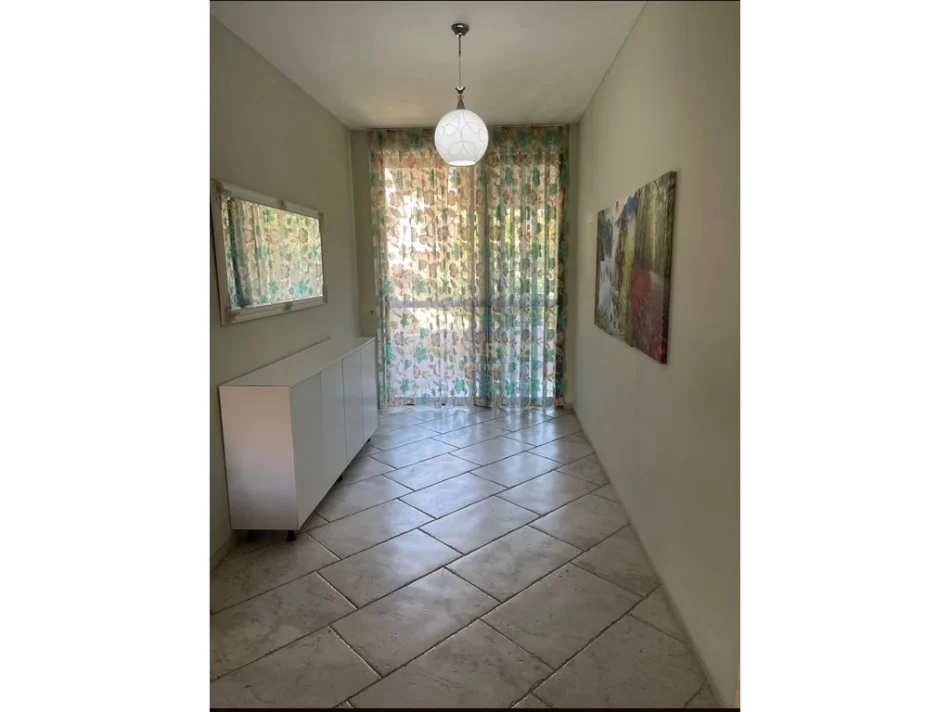Tirane, jepet me qera apartament 2+1 Kati 1, 160 m² 650 € (Shkolla e Kuqe)