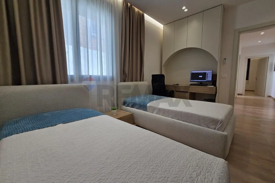 Tirane, shitet Vile 4+1 , 480 m² 590.000 € 
