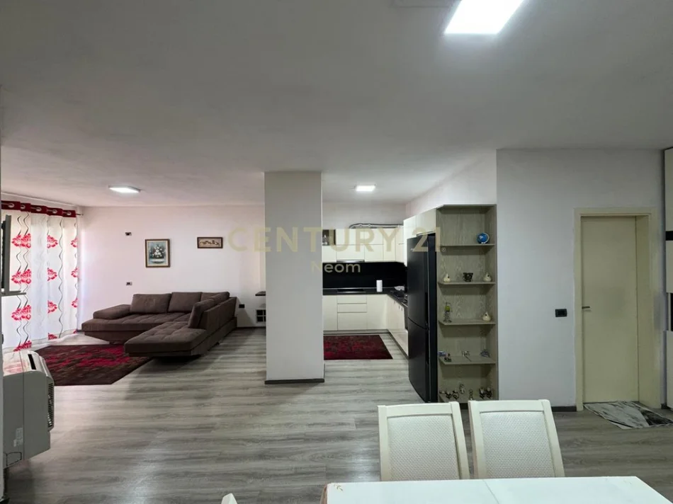 Tirane, jepet me qera apartament 2+1 Kati 6, 106 m² 580 € (Grand Gallery)