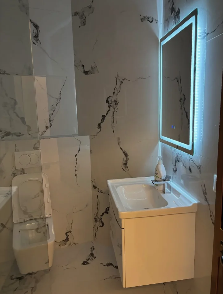 Tirane, jepet me qera apartament 1+1+Ballkon Kati 4, 73 m² 850 € 