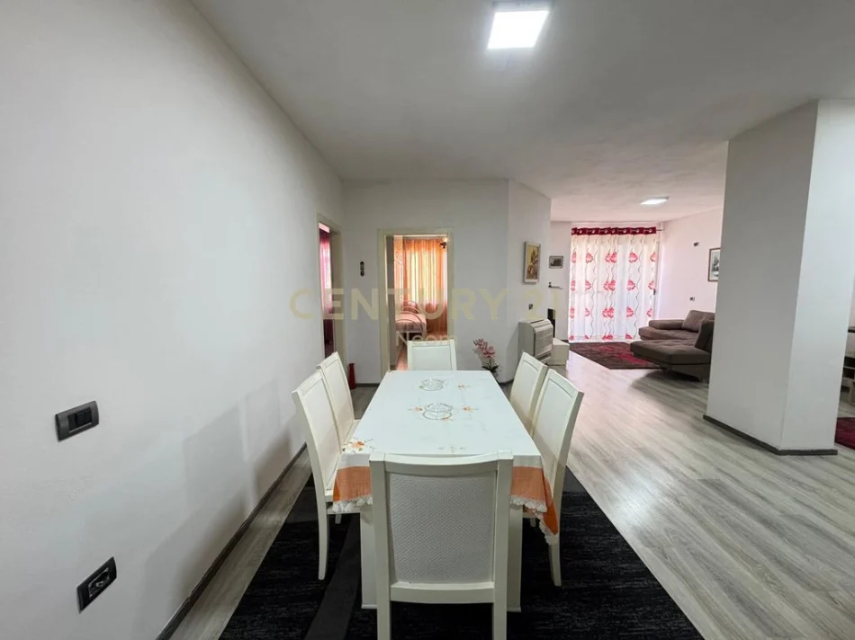 Tirane, jepet me qera apartament 2+1 Kati 6, 106 m² 580 € (Grand Gallery)