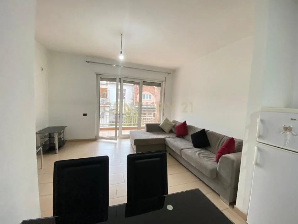 Tirane, jepet me qera apartament 2+1 Kati 2, 110 m² 550 € 