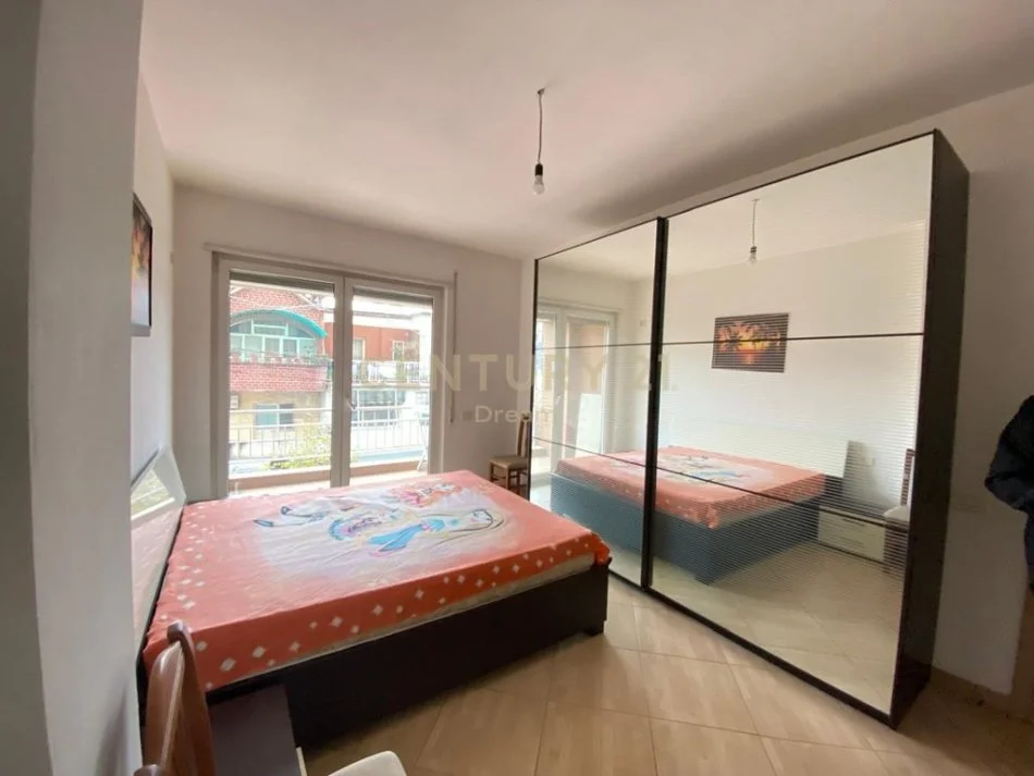 Tirane, jepet me qera apartament 2+1 Kati 2, 110 m² 550 € 