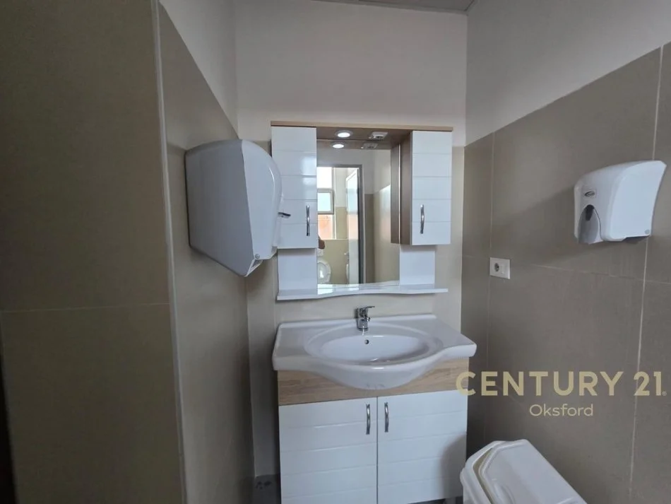 Tirane, jepet me qera ambjent biznesi Kati 4, 600 m² 150.000 € 