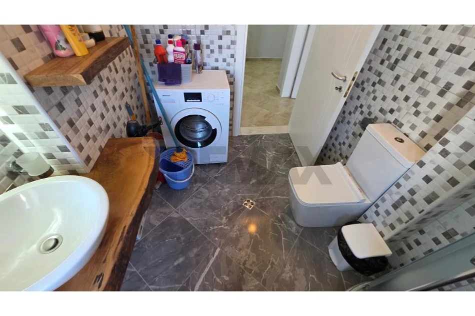 Vlore, shitet apartament 2+1 Kati 10, 100 m² (Lungomare)