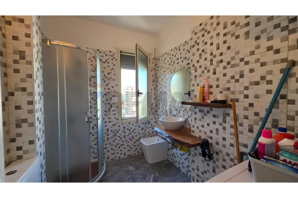 Vlore, shitet apartament 2+1 Kati 10, 100 m² (Lungomare)