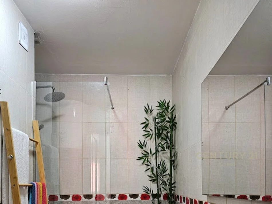 Tirane, jepet me qera apartament 2+1 Kati 3, 109 m² 650 € 