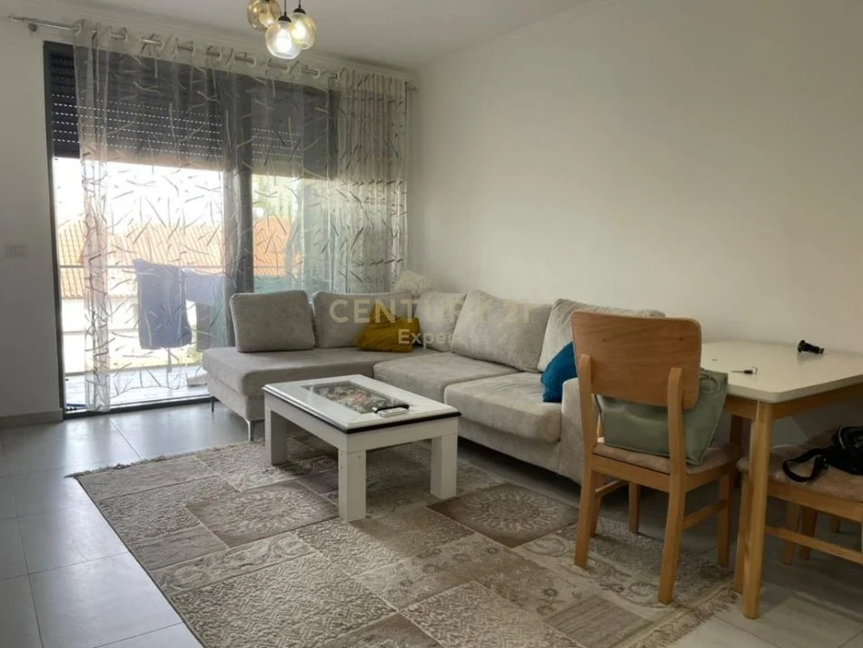 Tirane, jepet me qera apartament 2+1 Kati 1, 80 m² 600 € 