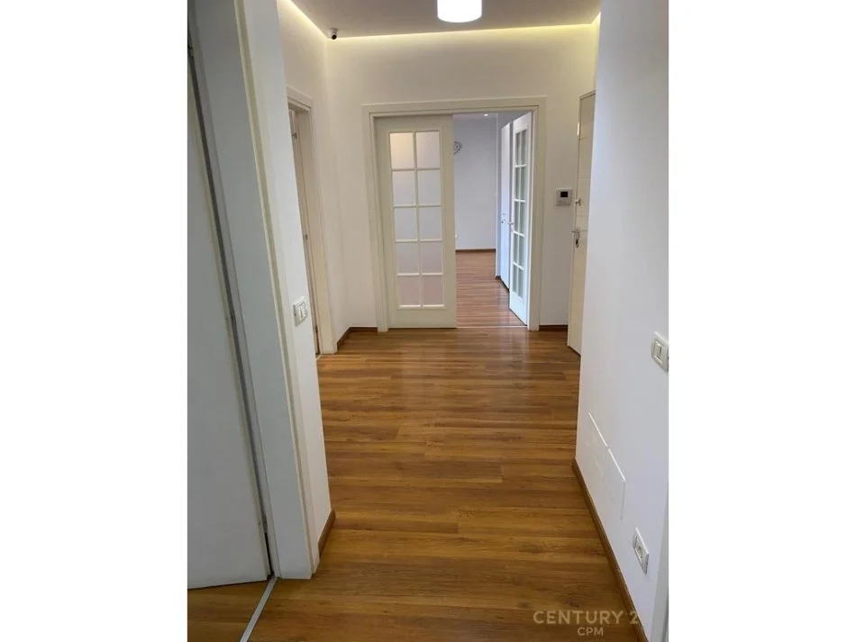 Tirane, jepet me qera apartament 3+1+Ballkon Kati 7, 150 m² 2.000 € (Zogu i Zi)